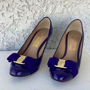 Salvatore Ferragamo Vara Bow Patent Leather Pumps Purple Gold Logo Accent Size 5